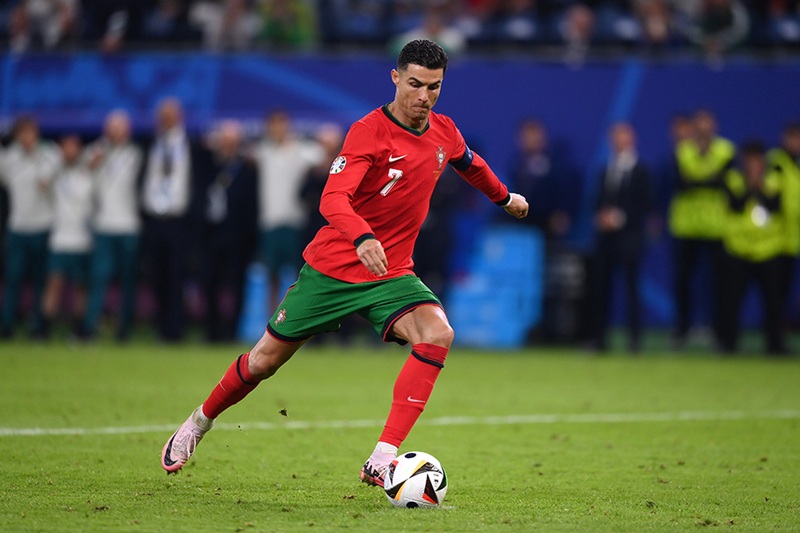 Cristiano Ronaldo là cầu thủ ghi nhiều bàn thắng nhất lịch sử bóng đá.