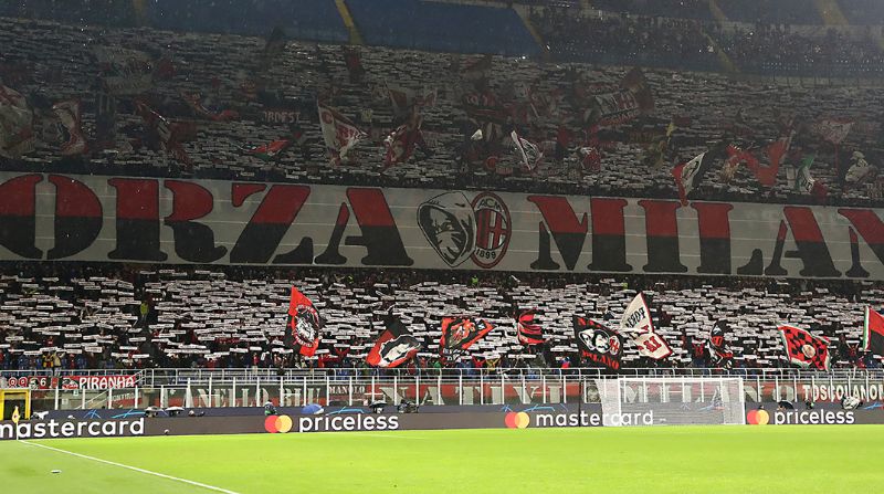 Curva Sud tại sân San Siro là nơi tập trung cổ động viên cuồng nhiệt nhất của AC Milan