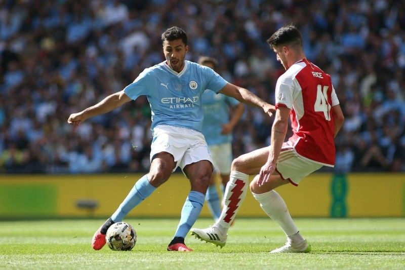 Rodri (Man City, 28 tuổi) là tiền vệ phòng ngự số 1 thế giới