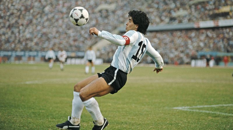 Diego Maradona (1960–2020) đưa áo số 10 lên đẳng cấp 