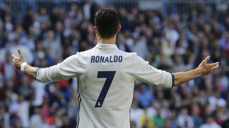 Cristiano Ronaldo nhận áo số 7 tại MU năm 2003