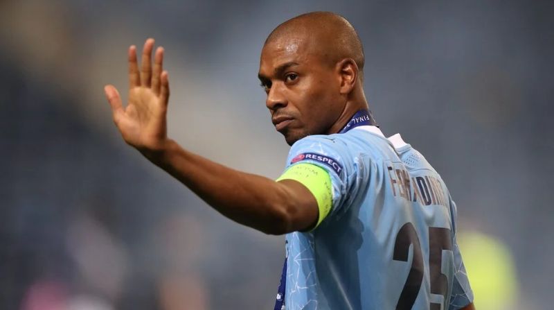 Fernandinho mang áo số 25 suốt 9 năm tại Manchester City (2013–2022)