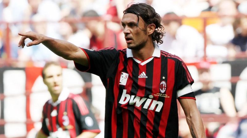 Paolo Maldini cống hiến toàn bộ 25 năm sự nghiệp (1985–2009) cho AC Milan