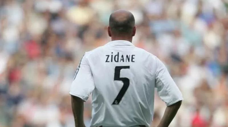 Zinedine Zidane là cầu thủ nổi tiếng nhất khoác áo số 5