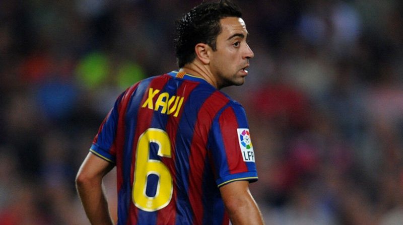 Xavi Hernandez mang áo số 6 tại Barcelona suốt hơn 15 năm (1998–2015)