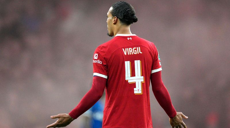 Virgil van Dijk mang áo số 4 tại Liverpool từ 2018