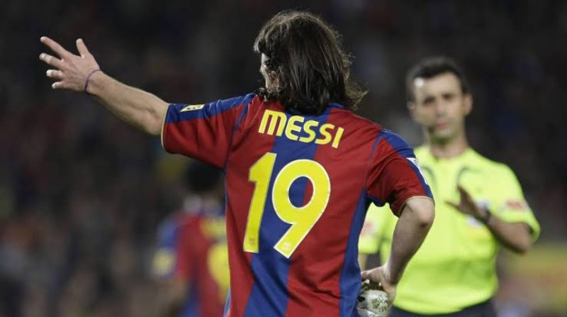 Lionel Messi mặc áo số 19 tại Barcelona từ mùa 2006–07 đến 2007–08