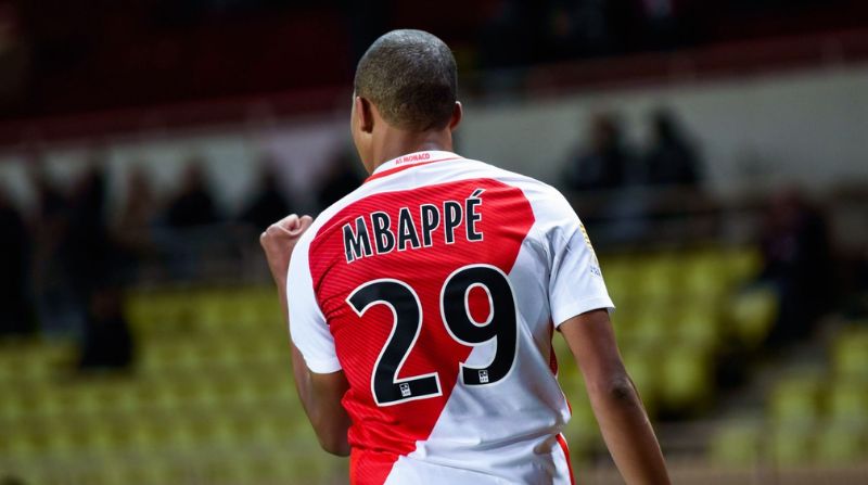 Mbappé mang áo số 29 khi gia nhập PSG từ Monaco năm 2017